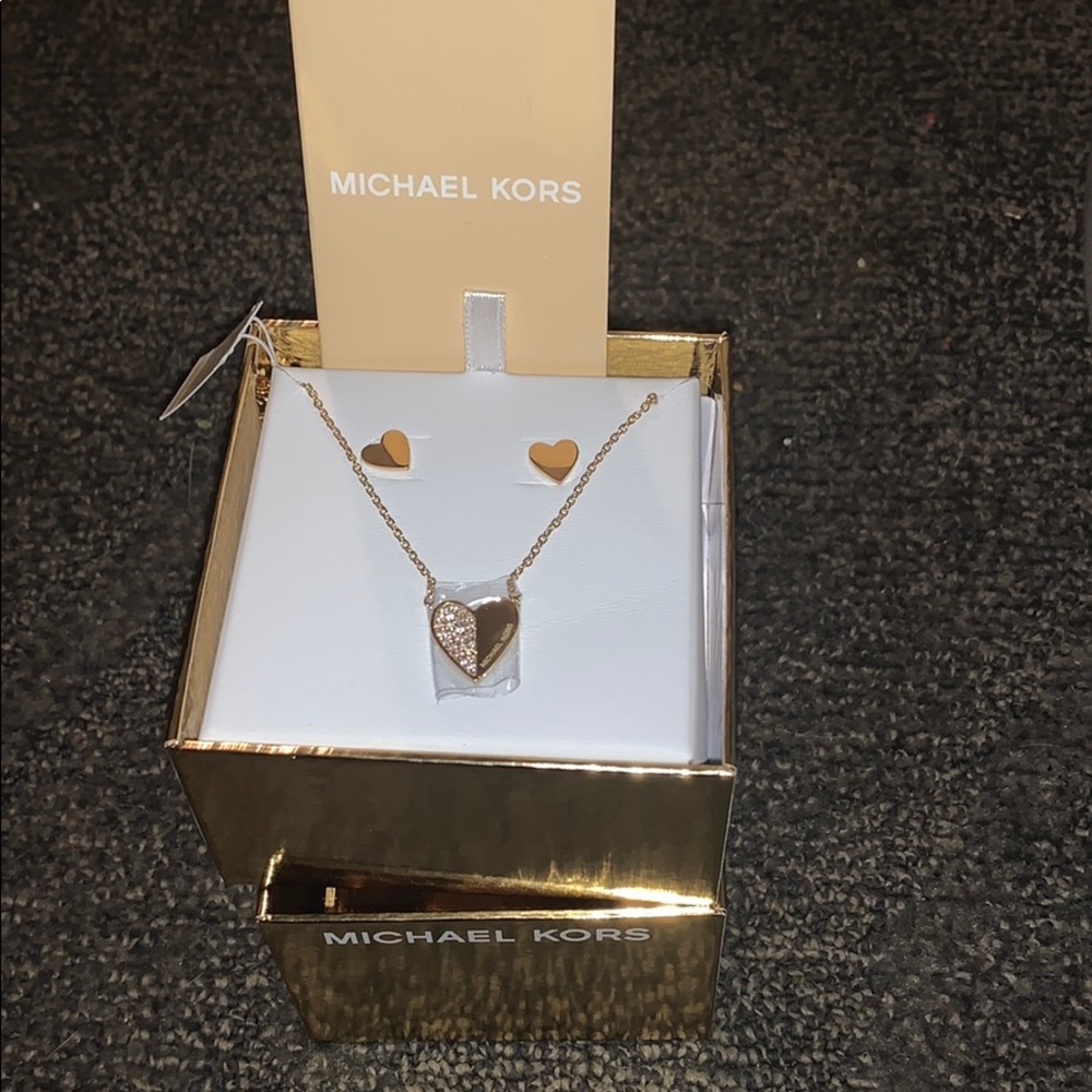 Micheal Kors eating and necklace set